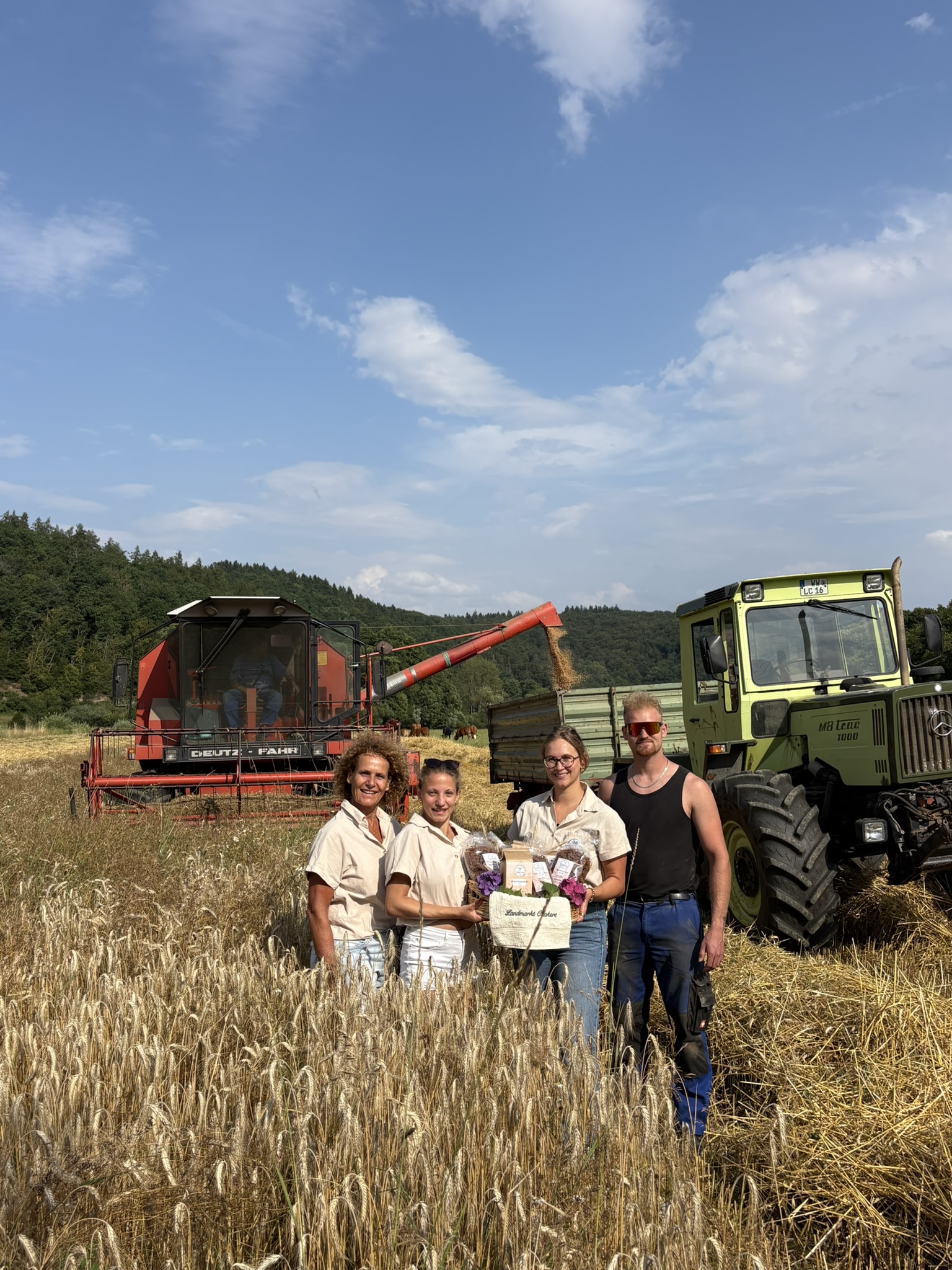Familie Czakert bei der gemeinsamen Dinkelernte